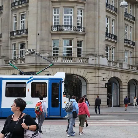 هوستال لايدزبلين * أمستردام