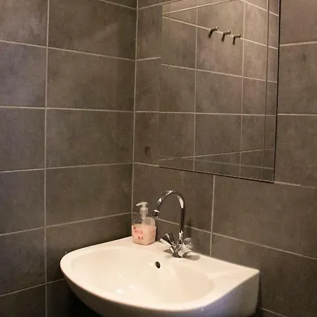 بيت شباب هوستال لايدزبلين