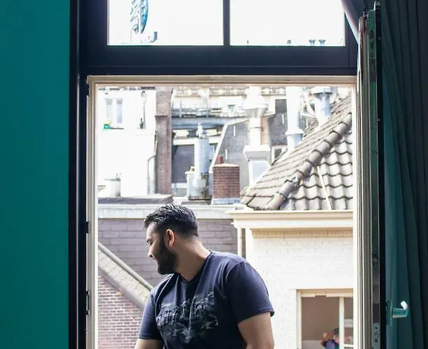 هوستال لايدزبلين بيت شباب أمستردام