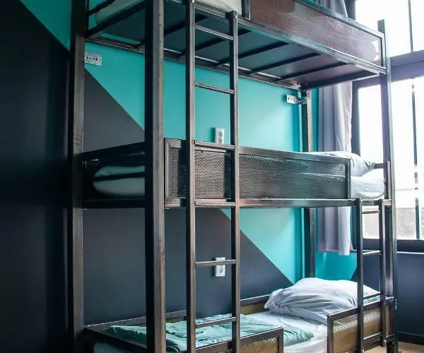 بيت شباب هوستال لايدزبلين